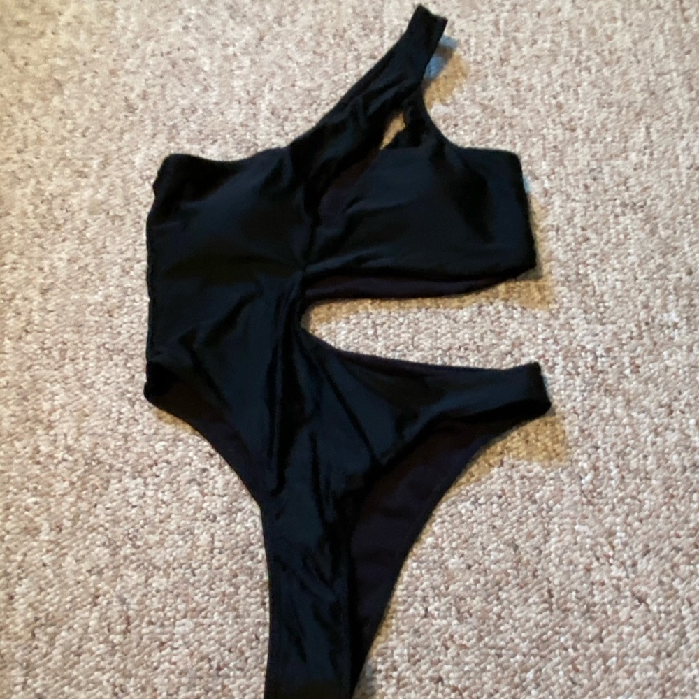 BLACK ONE PIECE NEVER WORN SIZE MEDIUM